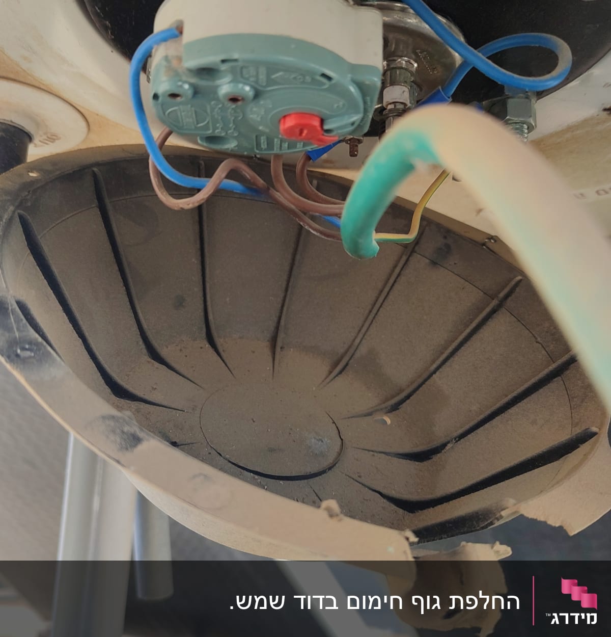 חלק תחתון של דוד שמש עם חוטי חשמל וצינור